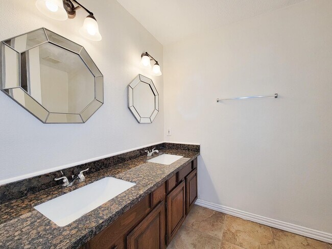 Building Photo - 10010 Sagecanyon Dr