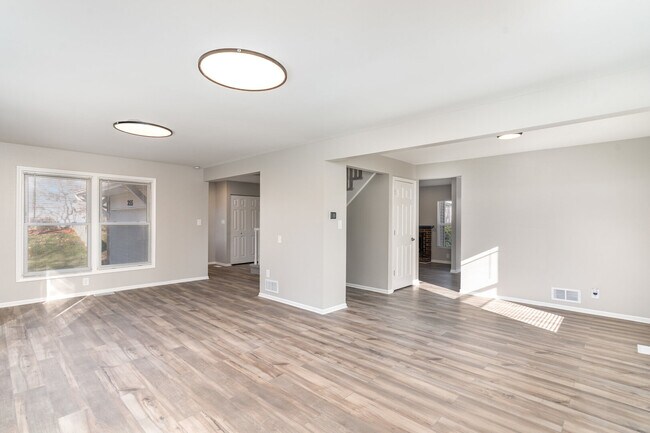 Building Photo - 355 Crestwood Ct