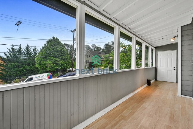 Building Photo - 4 BED & 2 BATH DUPLEX FOR RENT