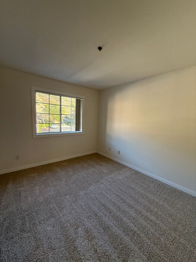 Building Photo - Cute and Cozy 2Br/2Ba second floor Condo in The Summit