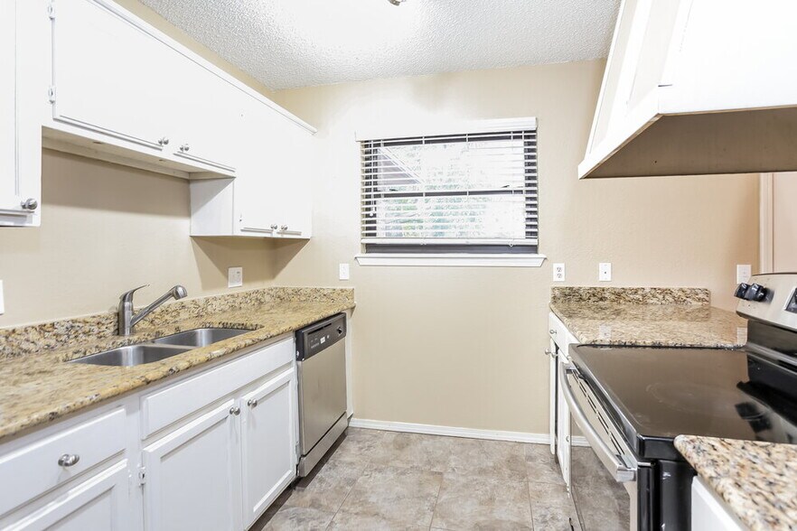 Building Photo - 501 Ramblin Oaks Dr