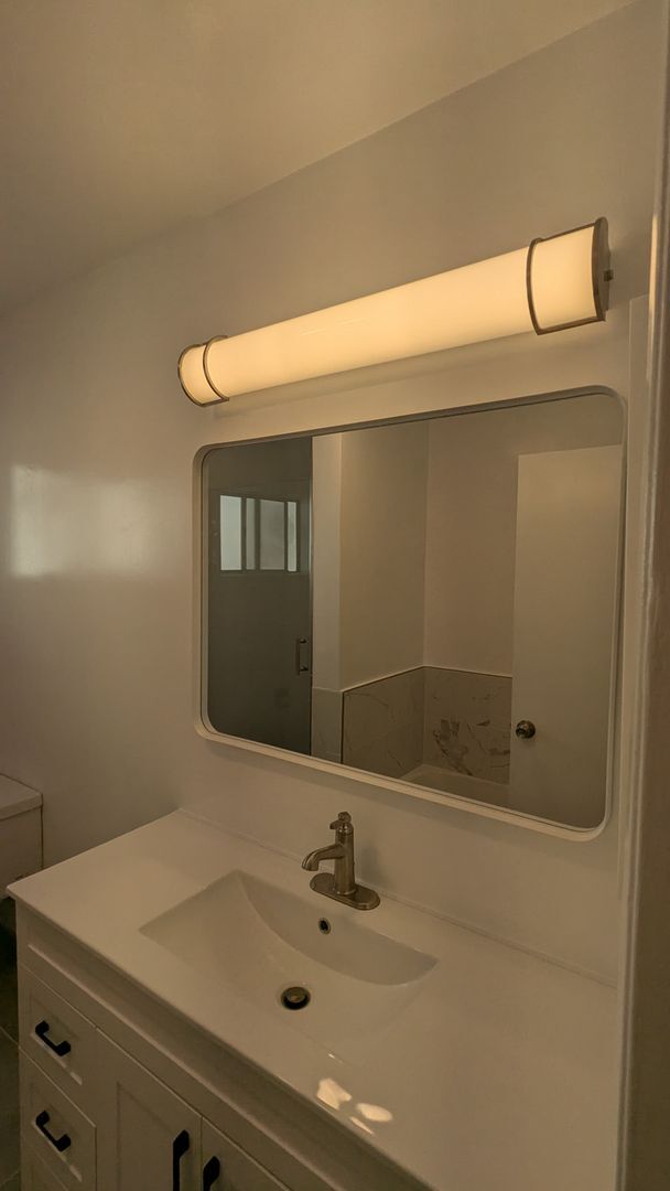 Building Photo - Beautifully Remodeled 2 Bed 1.5 Bath Santa...