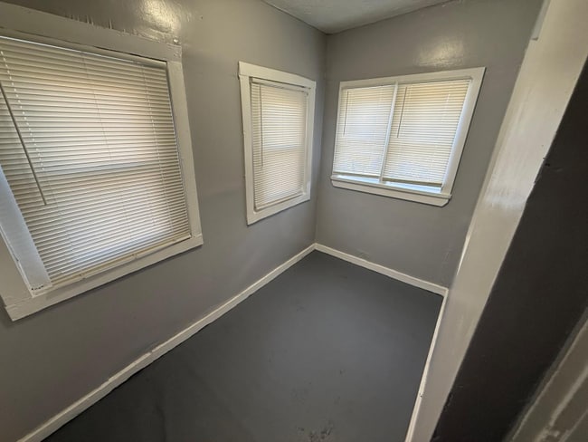 Building Photo - 654 N Lamon Ave
