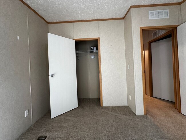 Building Photo - Spacious 4 bedroom/2 bath home for rent - ...