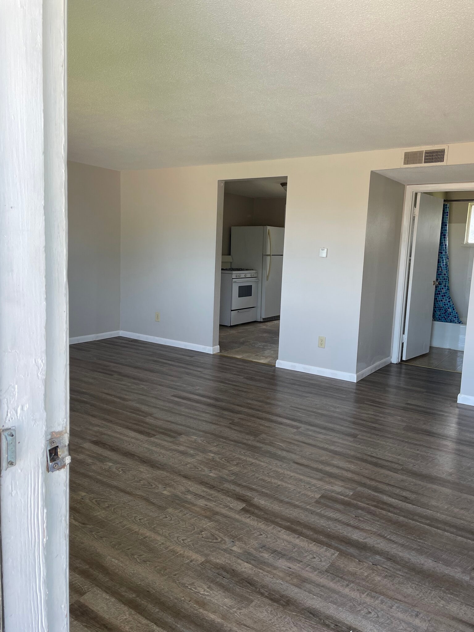 Living Room - 131 E Nowlin St