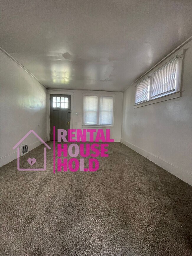 Building Photo - ~ 3 BEDROOM 1 BATH FREE PRE-SCREEN