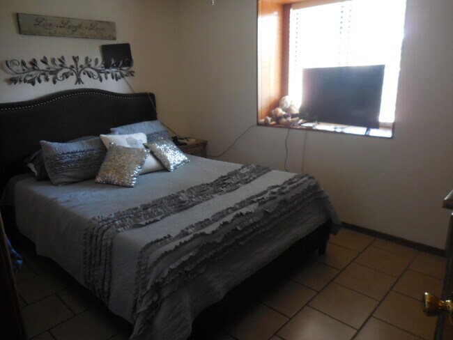 Building Photo - 11448 Lake Alice Dr