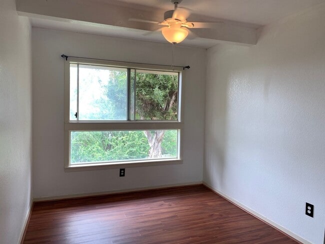 Building Photo - 2 bed 1 bath with 2 assigned parking in Ma...