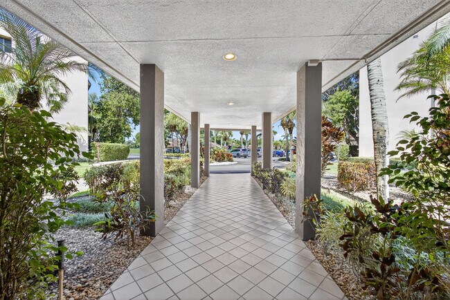 Building Photo - 4770 Fountains Dr S