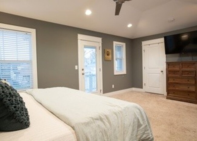 Building Photo - 3 Bed, 3 Bath East Nashville Beauty!