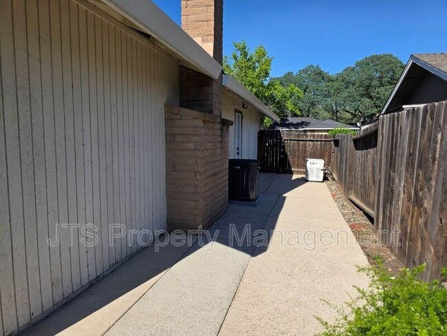 Building Photo - 6069 Kingwood Cir