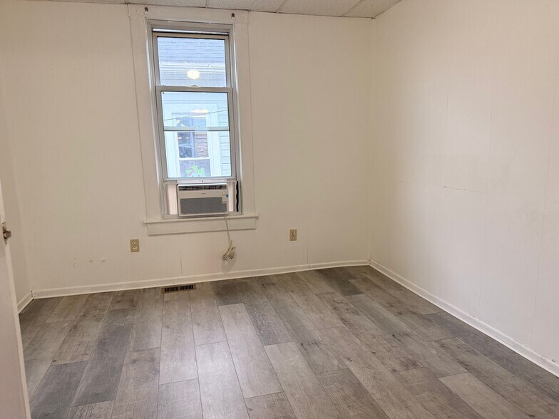 Building Photo - 116 W Woodland Ave