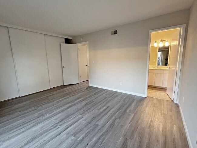Building Photo - Bright and quiet two-story townhouse situated in the friendly Sunset Oaks community with an award...