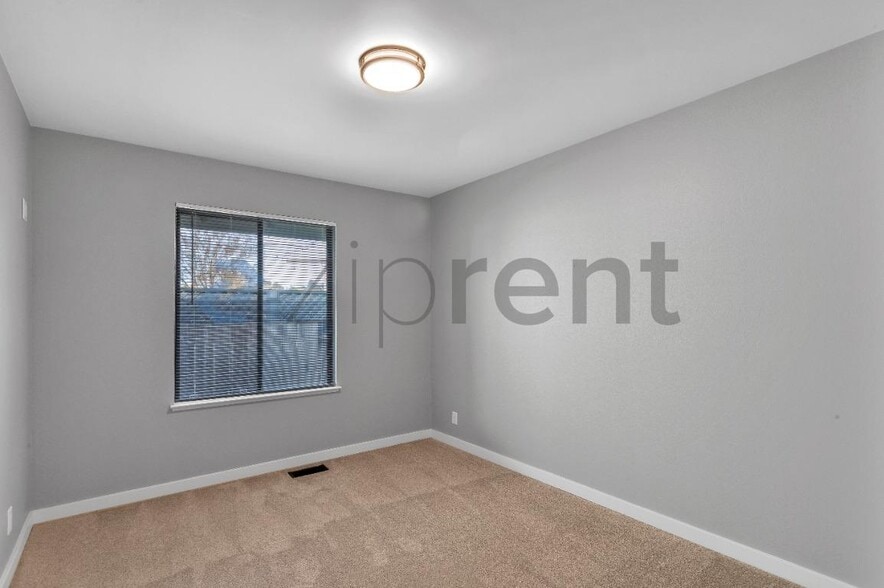 Building Photo - 25 Leslie Ct