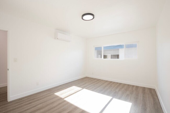 Building Photo - Newly Remodeled Top Floor 1 Bed / 1 Bath Apartment in Prime West Hollywood