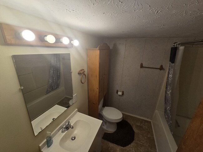 Building Photo - Charming 2BR Duplex in Waterford