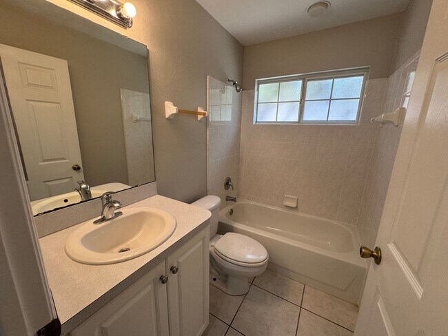 Building Photo - Nice 4/3 in Weatherly!