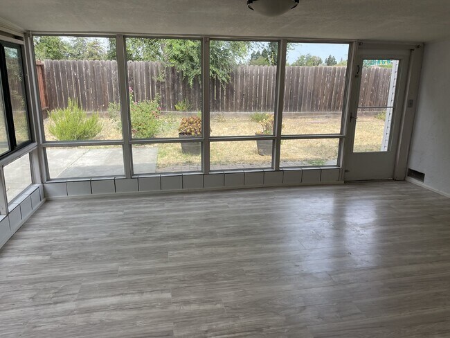 Building Photo - 1301 Brookview Dr