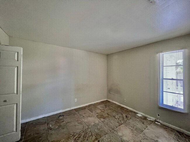 Building Photo - 2 bedroom 1 bath duplex in the heart of Na...