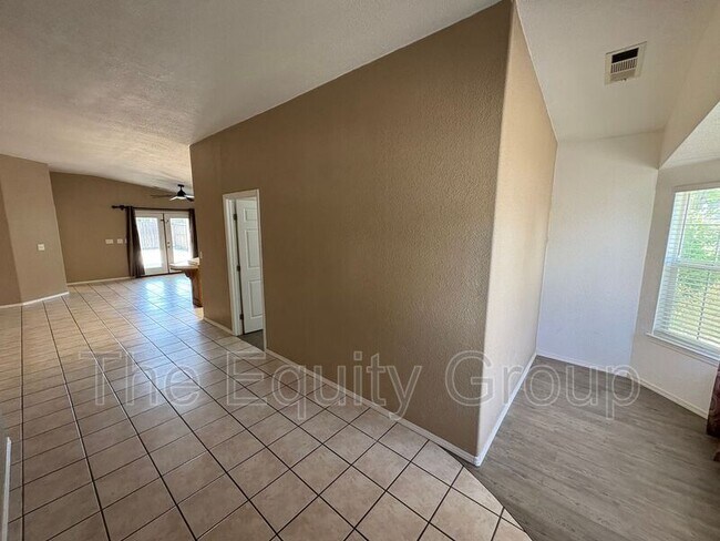 Building Photo - 1040 N Sumter Ct