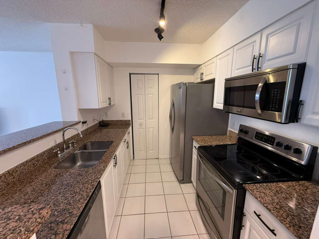 Building Photo - 1155 Brickell Bay Dr