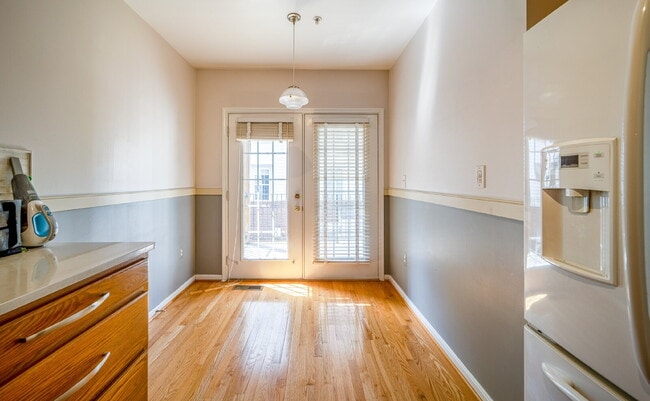 Building Photo - Comfortable Condo Living in Convenient Alexandria Location