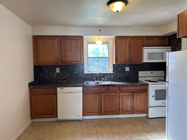 Building Photo - 219 Redwood St