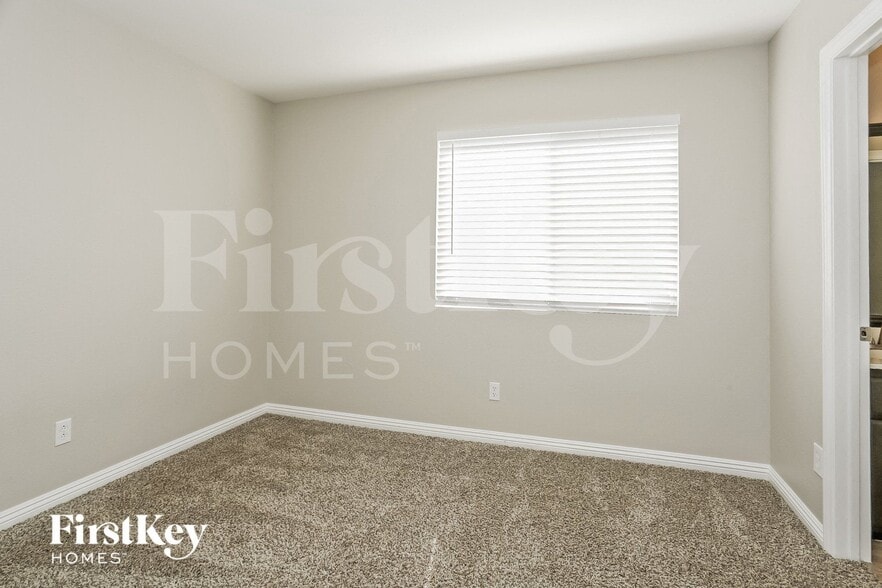 Building Photo - 2328 Brighton Shore St