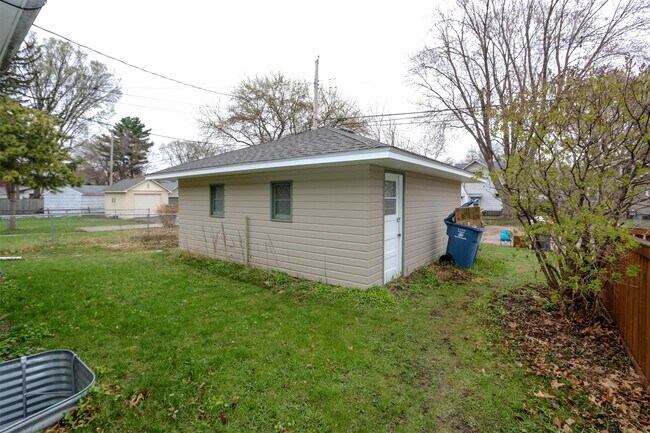 Building Photo - 3235 S 39th Ave