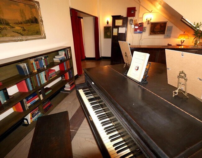 Building Photo - 2121 James M Wood Blvd