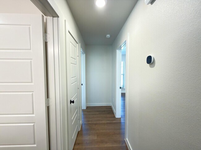 Building Photo - 2511 Kenwood Ave