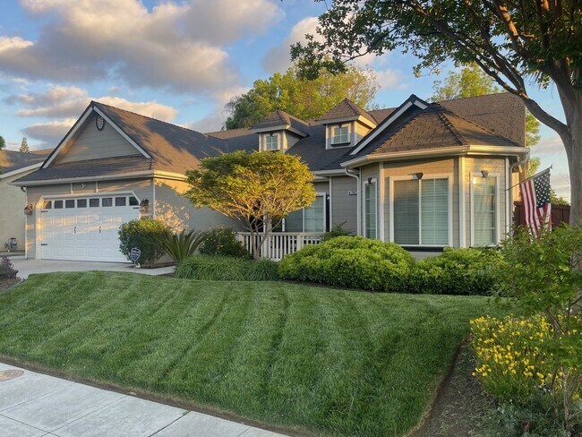 Building Photo - North West Fresno Modern/Updated Home, 3BR/2BA, Built 2004 - Lots of Amenities!
