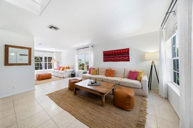 Building Photo - 1527 S Club Dr