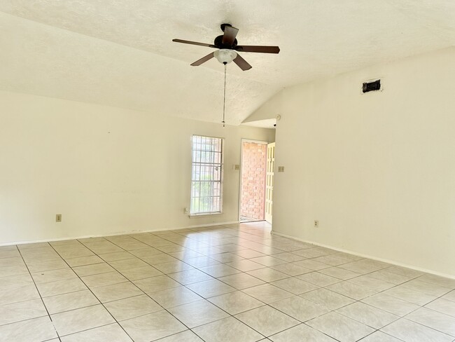 Building Photo - 2015 Lazy Ln