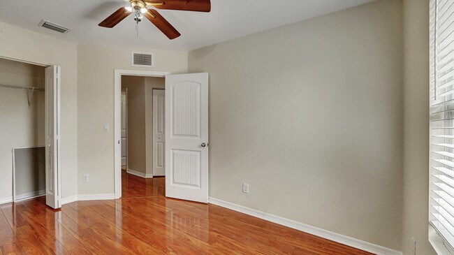 Building Photo - 6439 Azura Lake Rd