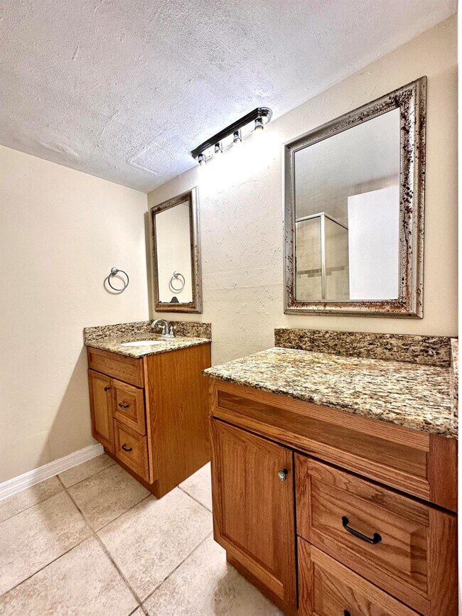 Building Photo - 805 8th Way