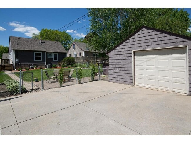 Building Photo - Upgraded 3 Bedroom Home Conveniently Locat...