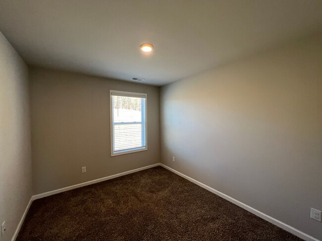 Building Photo - **Move in Special: $300 Off First Month's ...