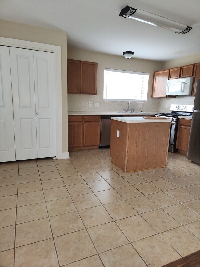 Building Photo - 819 Lightningbug Ln