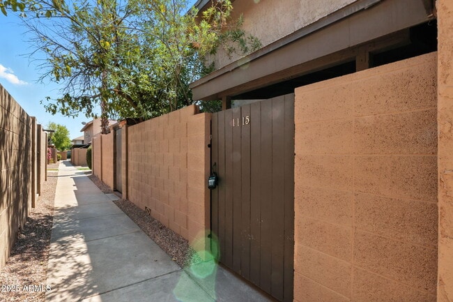 Building Photo - 1115 N 84th Pl