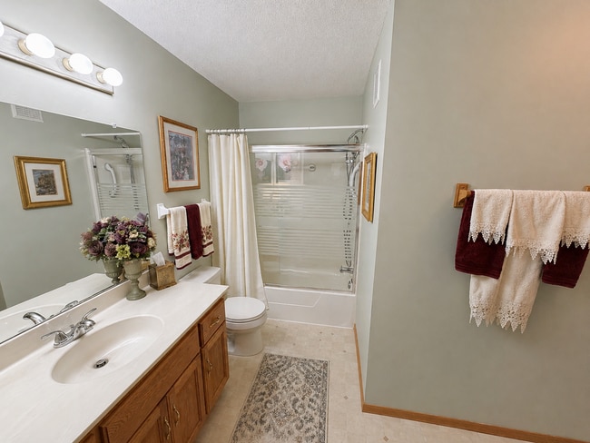 Building Photo - Stunning 2-Level Townhome with Vaulted Ceiling in Champlin!!