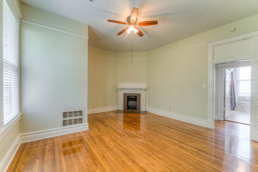 Building Photo - 1526 N Parkway