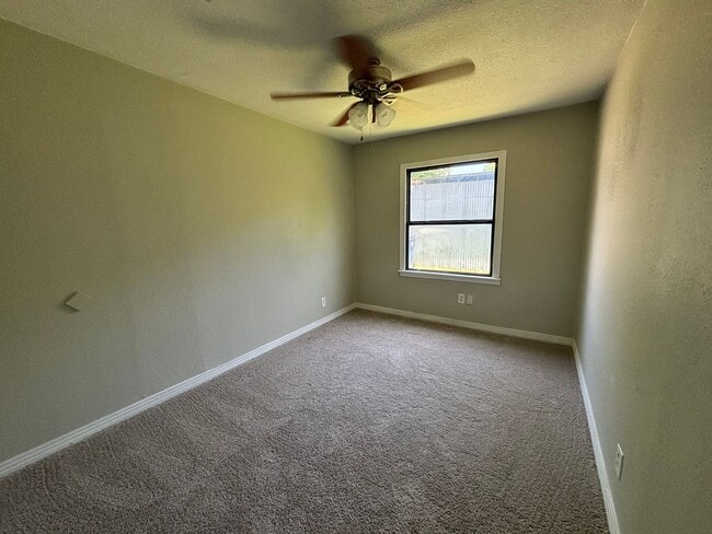 Building Photo - Lovely 3 Bedroom 1 Bathroom Home For Rent