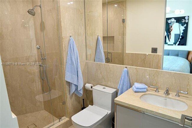 Building Photo - 15701 Collins Ave