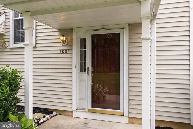 Building Photo - 5001 Aberdeen Ln