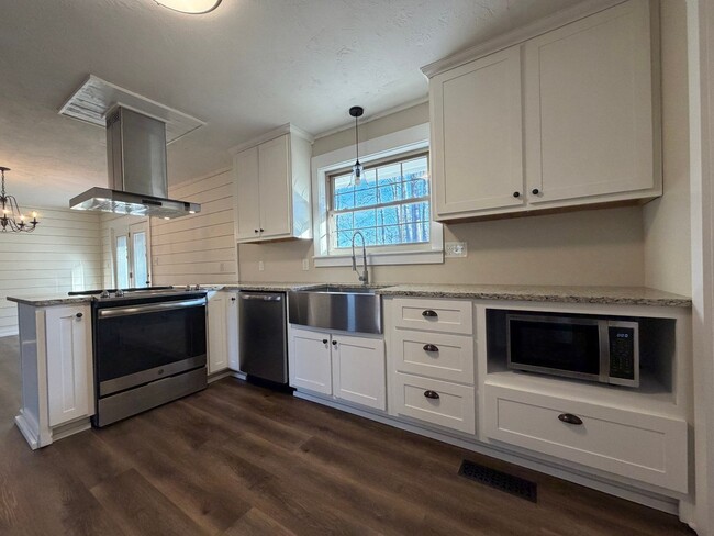 Building Photo - 2 bedroom/1 bath home in West Morristown