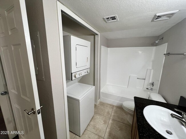 Building Photo - 1241 N 48th St