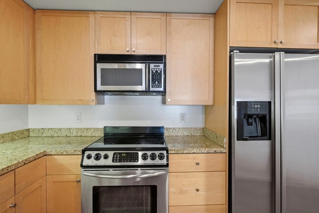 Building Photo - 2001 McAllister St