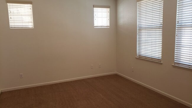 Building Photo - ONLY $2,250 PER MONTH FOR THIS SPACEIOUS 2 BEDROOM, 2 BATHROOM CONDO WITH GARAGE IN THE DAMONTE R...