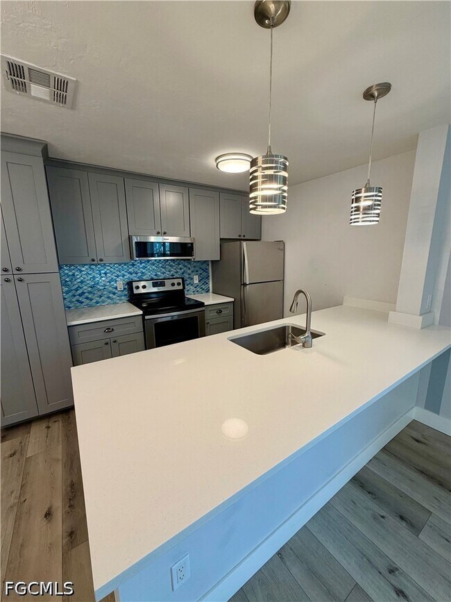 Building Photo - 3032 SE Santa Barbara Pl